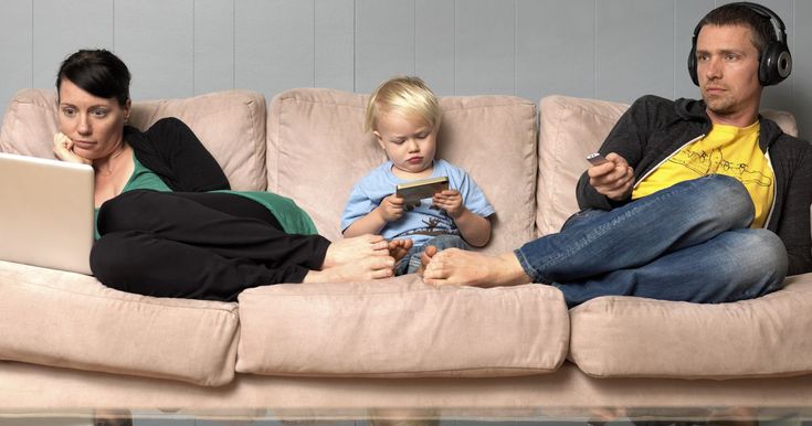 В каждой второй семье родители используют гаджеты как меру воздействия на детей